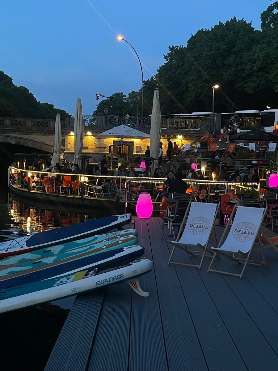 Abends am Steg, Boards und Liegestühle vor der beleuchteten Spanischen Treppe