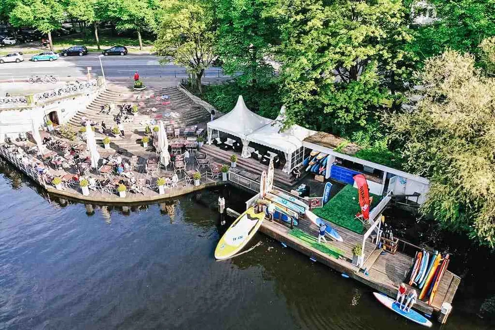 Luftbild: der Steg mit Boards neben der Spanischen Treppe an der Mundsburger Brücke