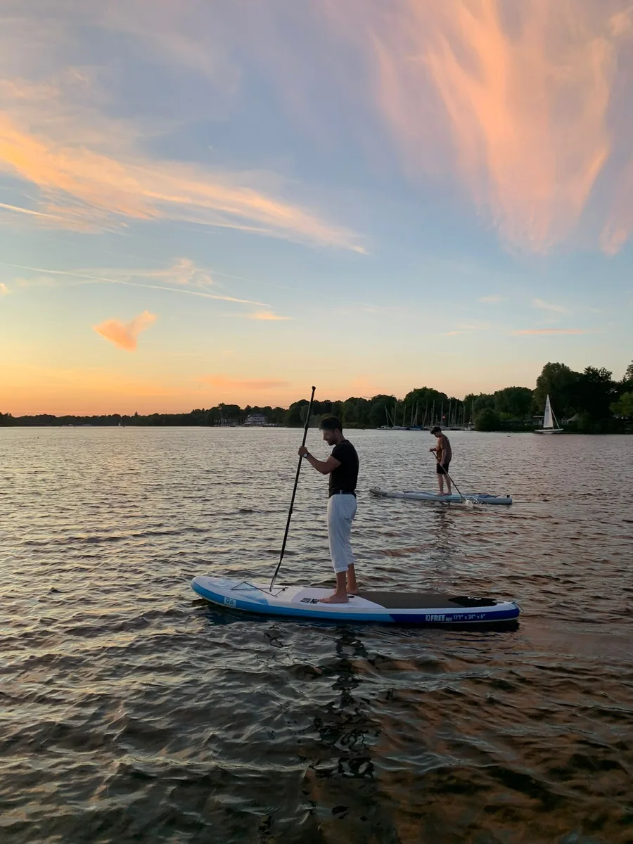 Zwei Paddler auf der Außenalster im Sonnenuntergang