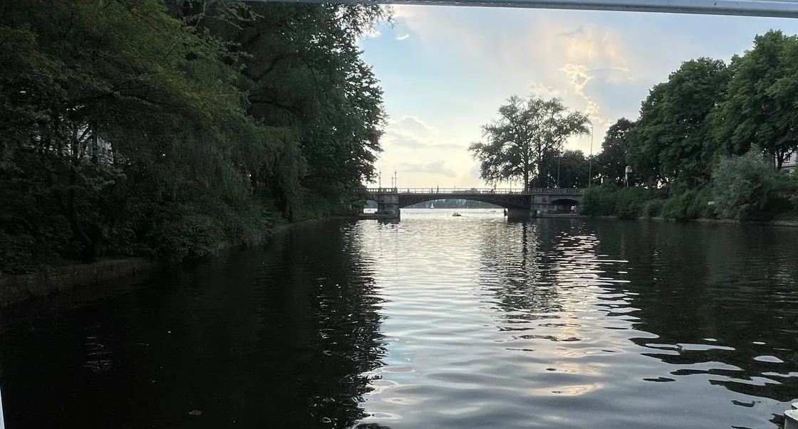 Blick vom Steg über die Alster auf die Mundsburger Brücke, abends